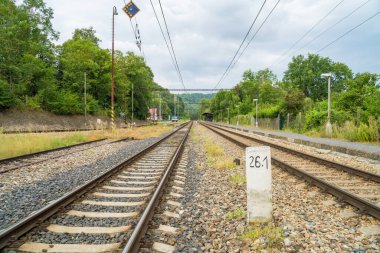 Raylı demiryolu safraları. Tren rayları, raylar ve ezilmiş taşlar. Endüstriyel arazi. Demiryolu kavşağı. Ağır endüstri. Demiryolu pisti. Çek malı. Yüksek kalite fotoğraf