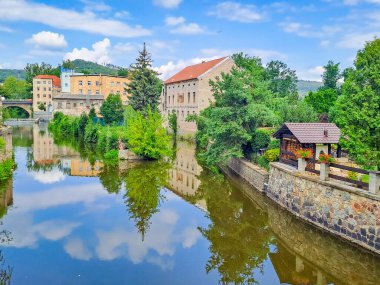 Beroun 'daki Beroun, Çek ördekleriyle köprüden nehre kadar güzel bir manzara. Yüksek kalite fotoğraf