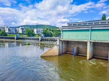 Beroun- Çek- 24 Temmuz 2024: Beroun 'da Berunka Nehri üzerinde küçük bir baraj ve elektrik santrali. Yüksek kalite fotoğraf