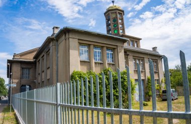 Podebradi- Çek- 27 Temmuz 2024: Çek Elba Nehri 'ndeki küçük hidroelektrik santrali, 50' lerden beri faaliyet gösteriyor. Yüksek kalite fotoğraf