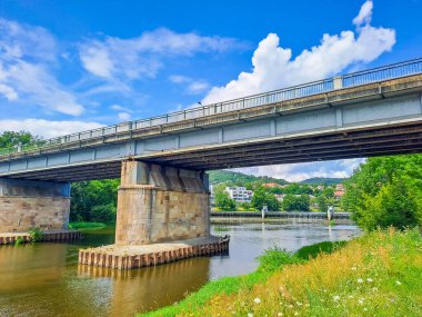 Beroun, Çek ördekleriyle Berunka Nehri üzerindeki beton köprü manzarası. Yüksek kalite fotoğraf