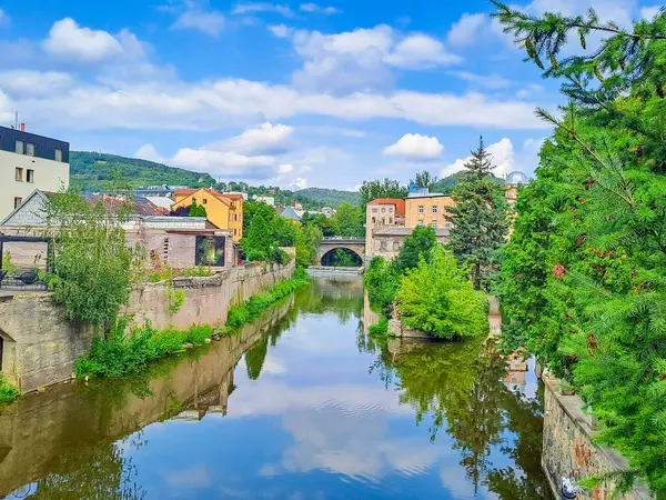 Beroun 'daki Beroun, Çek ördekleriyle köprüden nehre kadar güzel bir manzara. Yüksek kalite fotoğraf