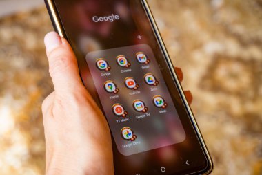Prag - Çek - 22 Temmuz 2024: Android akıllı telefonundaki Google uygulamalarının yakından görüntüsü, Chrome, Gmail, Maps, You Tube gibi. Yüksek kalite fotoğraf