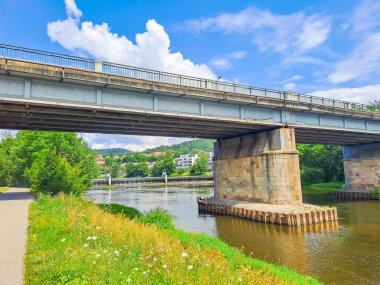 Beroun, Çek ördekleriyle Berunka Nehri üzerindeki beton köprü manzarası. Yüksek kalite fotoğraf