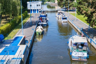 Podebradi- Çek- 27 Temmuz 2024: gemiler su kilidine giriyor. Kanal suyu, Çek Podebrady 'den Elba nehrine kadar uzanır. Yüksek kalite fotoğraf