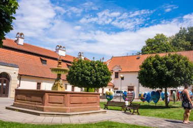 Podebrady - Çek- 27 Temmuz 2024 Podebrady Kalesi 'nin iç avlusunda çeşme. AB Ülkelerinin Resimleriyle Kupa Sergisi. Yüksek kalite fotoğraf