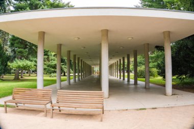 Podebrady - Çek - 27 Temmuz 2024: Çek Cumhuriyeti 'nin Podebrady kentindeki ünlü kolonada' da maden suyu kaynağı. Yüksek kalite fotoğraf