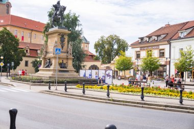 Podebrady - Çek - 27 Temmuz 2024: Podiebrad 'lı George Heykeli veya Çek Cumhuriyeti' nin Merkez Bohemya 'daki Bohemya Kralı. Yüksek kalite fotoğraf