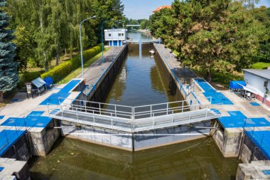 Podebradi- Çek- 27 Temmuz 2024: Çek, Podebrady 'den Elba nehrine giden kanal su kilidi. Yüksek kalite fotoğraf