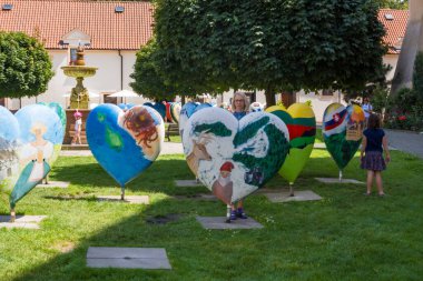 Podebrady - Çek- 27 Temmuz 2024 Podebrady Kalesi 'nin iç avlusu. AB Ülkelerinin Resimleriyle Kupa Sergisi. Yüksek kalite fotoğraf