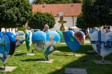 Podebrady - Çek- 27 Temmuz 2024 Podebrady Kalesi 'nin iç avlusu. AB Ülkelerinin Resimleriyle Kupa Sergisi. Yüksek kalite fotoğraf