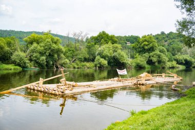 Zadni Treban- Çek- 10 Temmuz 2024: Berunka Nehri 'nde tahta sal. Nehirde rafting yapıyordum. Yüksek kalite fotoğraf