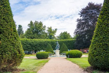 Podebradi- Çek- 27 Temmuz 2024 Leda kuğu ve park gezintisi, spa kasabası Podebrady. Yüksek kalite fotoğraf