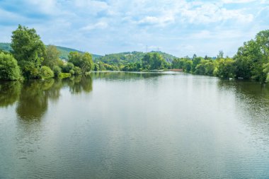 Sammer Nehri 'nin, Berounka' nın, ormanın ve dağların güzel manzarası, Çek. Yüksek kalite fotoğraf