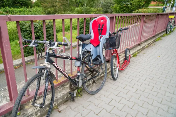 Koltuk taşıyan çocuklarla bisiklet. Çocuk taşıma ekipmanlarıyla bisiklet köprünün yanında dursun. Aile güvenliği spor aktivitesi konsepti. Yüksek kalite fotoğraf