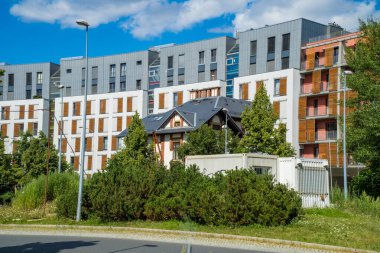 Prag - Çek - 5 Ağustos 2024: yeşil ekolojik konutlar. Çek minimalist modern mimarisi. Yeşil ağaçlarla çevrili Vltava nehri yakınlarındaki yerleşim yerleri. Yüksek kalite fotoğraf