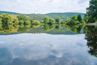 Sammer Nehri 'nin, Berounka' nın, ormanın ve dağların güzel manzarası, Çek. Yüksek kalite fotoğraf