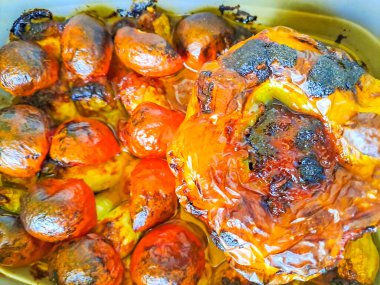 Kurutulmuş domatesle doldurulmuş Cyclanthera ve biber. Salatalık dolması hazırlığı. Sağlıklı yemek. Yüksek kalite fotoğraf