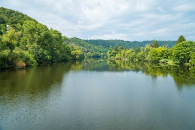 Sammer Nehri 'nin, Berounka' nın, ormanın ve dağların güzel manzarası, Çek. Yüksek kalite fotoğraf