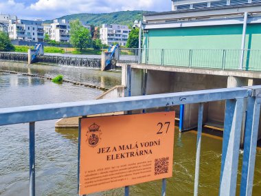 Beroun- Çek- 24 Temmuz 2024: Beroun 'da Berunka Nehri üzerinde küçük bir baraj ve elektrik santrali. Yüksek kalite fotoğraf