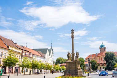 Podebradi- Çek- 27 Temmuz 2024: Podebrady tarihi şatosu ve eski kasaba meydanı binaları ve Çek Cumhuriyeti, Avrupa 'daki tahkimatlar. Yüksek kalite fotoğraf