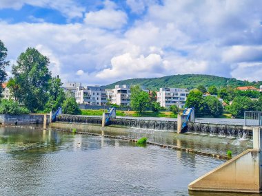 Beroun- Çek- 24 Temmuz 2024: Beroun 'da Berunka Nehri üzerinde küçük bir baraj ve elektrik santrali. Yüksek kalite fotoğraf