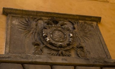 Podebrady - Çek - 27 Temmuz 2024 Podebrady Kalesi 'nin iç avlusunda arma. Yüksek kalite fotoğraf