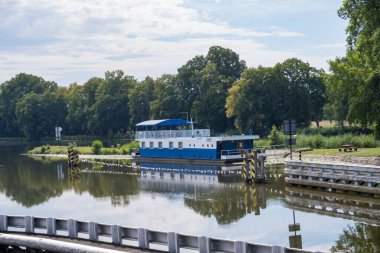 Podebradi- Çek- 27 Temmuz 2024: Çek, Podebrady 'den Elba nehrine giden kanal su kilidi. Yüksek kalite fotoğraf