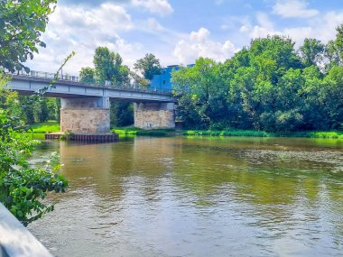 Beroun, Çek ördekleriyle Berunka Nehri üzerindeki beton köprü manzarası. Yüksek kalite fotoğraf