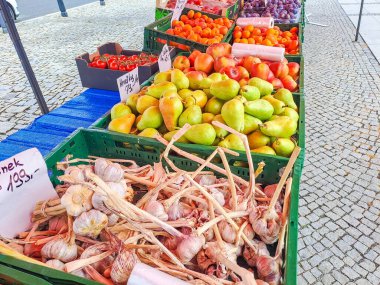 Beroun- Çek- 24 Temmuz 2024: Çek, Beroun 'daki sokak pazarında sebzeleri kapatın. Yüksek kalite fotoğraf