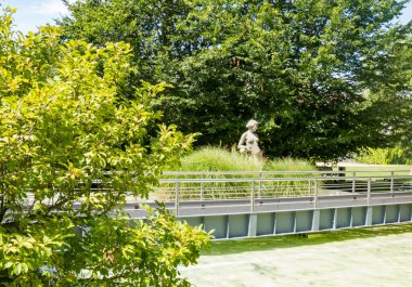 Podebradi- Çek- 27 Temmuz 2024: İnsanlar ağaçların gölgesindeki sıcaktan ve su damlalarından, Central Park 'taki çeşmeden kaçıyorlar. Yüksek kalite fotoğraf
