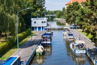 Podebradi- Çek- 27 Temmuz 2024: gemiler su kilidine giriyor. Kanal suyu, Çek Podebrady 'den Elba nehrine kadar uzanır. Yüksek kalite fotoğraf