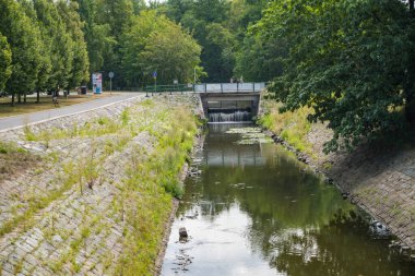 Podebradi- Çek- 27 Temmuz 2024: Çek, Podebrady 'den Elba nehrine giden kanal su kilidi. Yüksek kalite fotoğraf