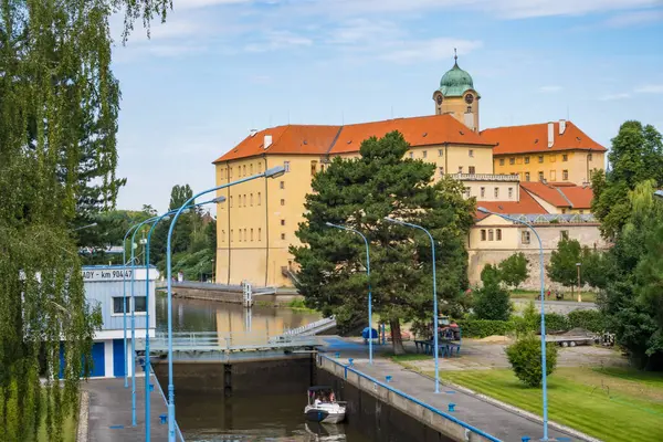 Podebradi- Çek- 27 Temmuz 2024: Podebrady tarihi şatosu ve eski kasaba meydanı binaları ve Çek Cumhuriyeti, Avrupa 'daki tahkimatlar. Yüksek kalite fotoğraf
