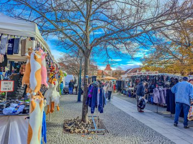 Beroun- Çek - 1 Kasım 2023: Cumhuriyet 'teki satıcıların uluslararası katılımlarıyla popüler ve iyi katılan çömlekçilik pazarı. İnsanlar alışveriş yapıyor, satış yapıyor. Yüksek kalite fotoğraf