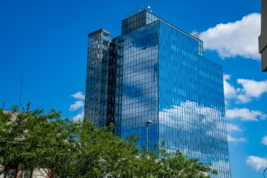 Çek Prag bölgesindeki Glass Binası 'nda. Modern Green City 'deki bahçe manzarası. Yeni Eko Modern Konut. - Evet. Yüksek kalite fotoğraf