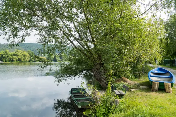 Berounka nehrinin güzel manzarası yaz mevsiminde ahşap kayıklar. Çek malı. Yüksek kalite fotoğraf