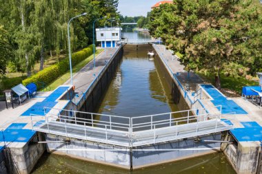 Podebradi- Çek- 27 Temmuz 2024: Çek, Podebrady 'den Elba nehrine giden kanal su kilidi. Yüksek kalite fotoğraf