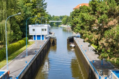 Podebradi- Çek- 27 Temmuz 2024: gemiler su kilidine giriyor. Kanal suyu, Çek Podebrady 'den Elba nehrine kadar uzanır. Yüksek kalite fotoğraf