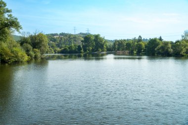 Sonbahar zamanı nehri Berounka 'nın, ormanın ve dağların güzel manzaraları, Çek. Yüksek kalite fotoğraf