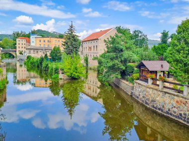 Beroun 'daki Beroun, Çek ördekleriyle köprüden nehre kadar güzel bir manzara. Yüksek kalite fotoğraf