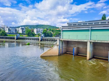 Beroun- Çek- 24 Temmuz 2024: Beroun 'da Berunka Nehri üzerinde küçük bir baraj ve elektrik santrali. Yüksek kalite fotoğraf
