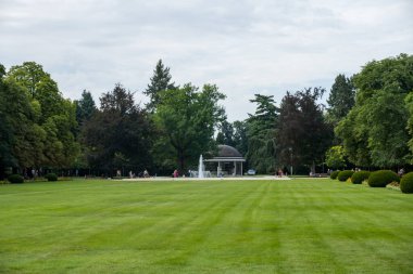 Podebrady - Çek - 27 Temmuz 2024: Çek Cumhuriyeti 'nin Podebrady kentindeki ünlü kolonada' da maden suyu kaynağı. Yüksek kalite fotoğraf