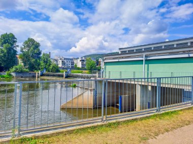 Beroun- Çek- 24 Temmuz 2024: Beroun 'da Berunka Nehri üzerinde küçük bir baraj ve elektrik santrali. Yüksek kalite fotoğraf
