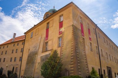 Podebradi- Çek- 27 Temmuz 2024: Podebrady tarihi şatosu ve eski kasaba meydanı binaları ve Çek Cumhuriyeti, Avrupa 'daki tahkimatlar. Yüksek kalite fotoğraf