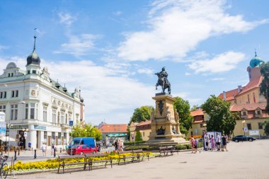 Podebrady - Çek - 27 Temmuz 2024: Podiebrad 'lı George Heykeli veya Çek Cumhuriyeti' nin Merkez Bohemya 'daki Bohemya Kralı. Yüksek kalite fotoğraf