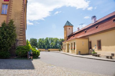 Podebradi- Çek- 27 Temmuz 2024: Podebrady tarihi şatosu ve eski kasaba meydanı binaları ve Çek Cumhuriyeti, Avrupa 'daki tahkimatlar. Yüksek kalite fotoğraf