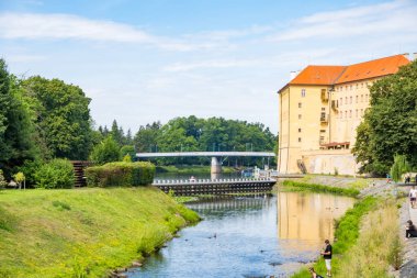 Podebradi- Çek- 27 Temmuz 2024: Podebrady tarihi şatosu ve eski kasaba meydanı binaları ve Çek Cumhuriyeti, Avrupa 'daki tahkimatlar. Yüksek kalite fotoğraf