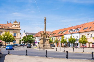 Podebradi- Çek- 27 Temmuz 2024: Podebrady tarihi şatosu ve eski kasaba meydanı binaları ve Çek Cumhuriyeti, Avrupa 'daki tahkimatlar. Yüksek kalite fotoğraf