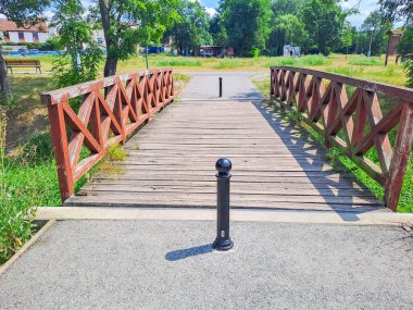 Beroun 'daki ahşap köprünün önündeki yayaları ve yol trafiğini korumak için yol ayrımı direği. Çek Cumhuriyeti. Yüksek kalite fotoğraf